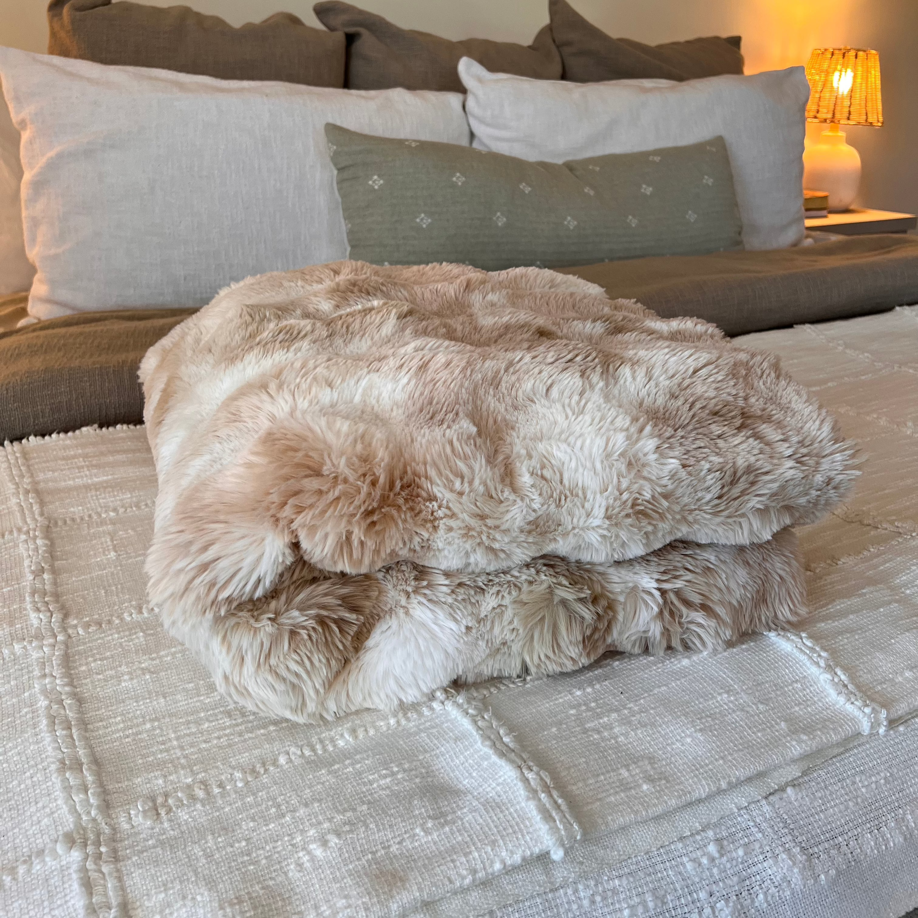 La Novella - A Super Soft, Luxurious Plush Throw