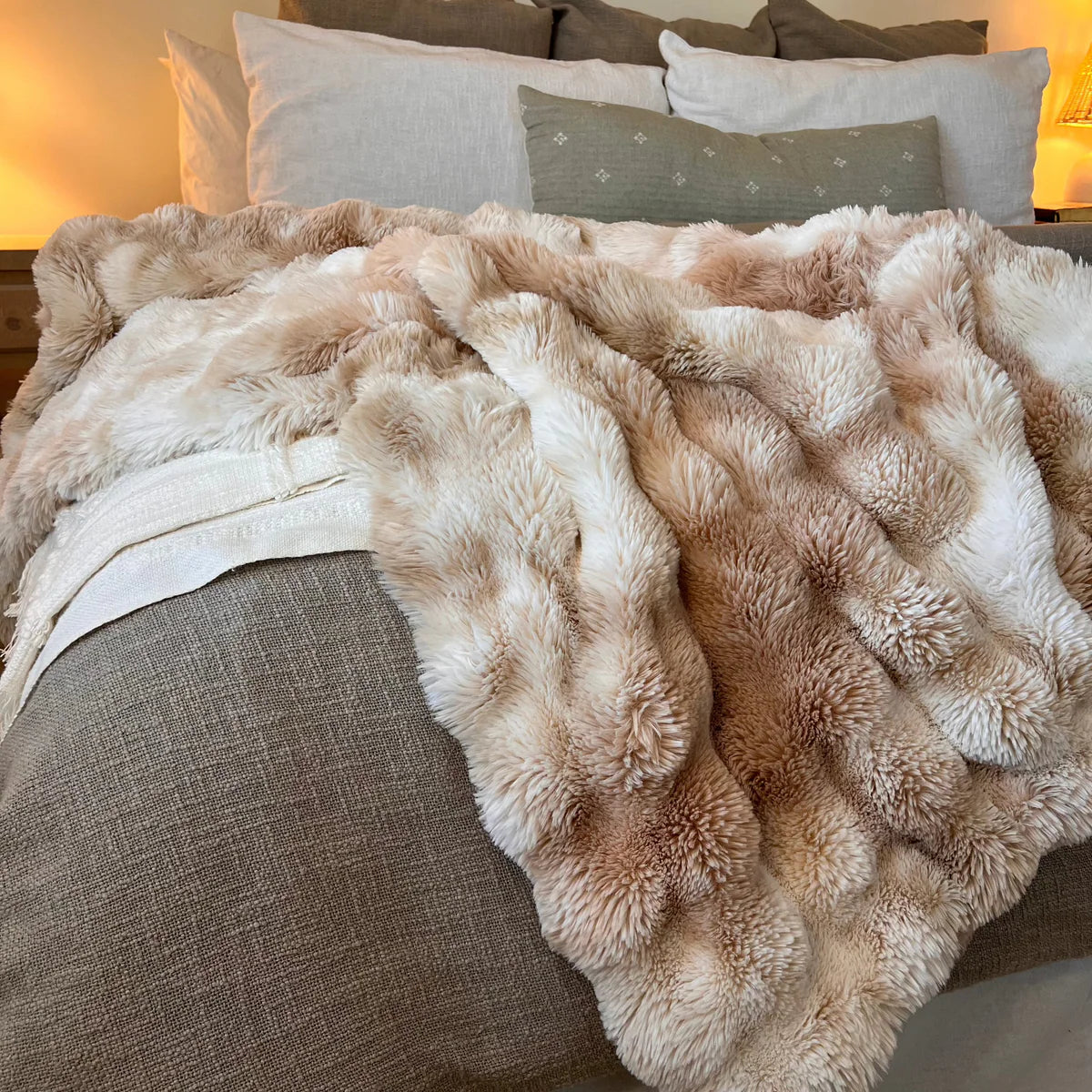 La Novella - A Super Soft, Luxurious Plush Throw