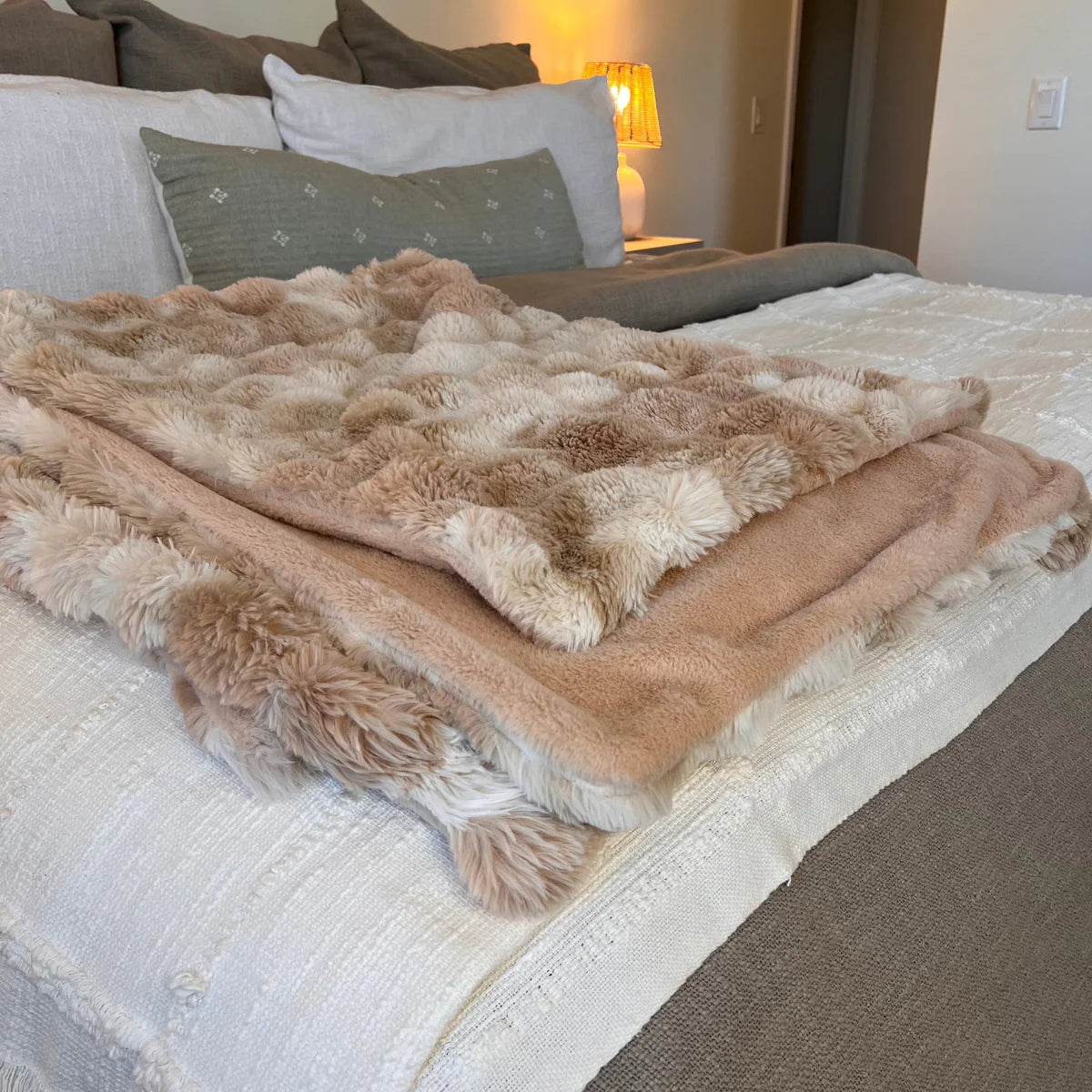 La Novella - A Super Soft, Luxurious Plush Throw